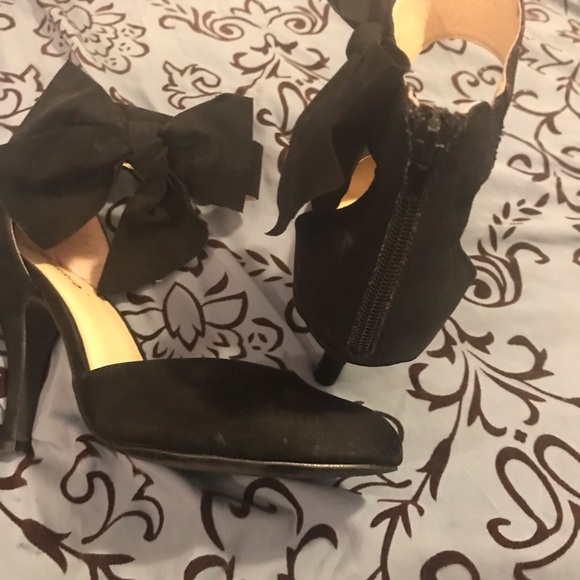 Bows on the Ankles - Picture 4 of 4